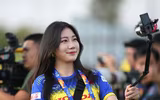 [ẢNH] Mặc áo U23 Việt Nam, nữ phóng viên Hàn Quốc xinh đẹp gây sốt