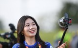 [ẢNH] Mặc áo U23 Việt Nam, nữ phóng viên Hàn Quốc xinh đẹp gây sốt