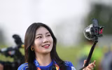 [ẢNH] Mặc áo U23 Việt Nam, nữ phóng viên Hàn Quốc xinh đẹp gây sốt