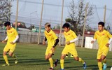 [ẢNH] U23 Việt Nam đẫm mồ hôi, quần thảo trên sân tập chờ đấu UAE