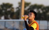 [ẢNH] U23 Việt Nam đẫm mồ hôi, quần thảo trên sân tập chờ đấu UAE