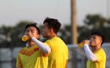 [ẢNH] U23 Việt Nam đẫm mồ hôi, quần thảo trên sân tập chờ đấu UAE