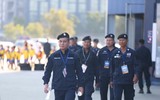[ẢNH] CĐV tí hon theo bố mẹ vào sân Chang Arena cổ vũ U23 Việt Nam