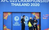[ẢNH] CĐV tí hon theo bố mẹ vào sân Chang Arena cổ vũ U23 Việt Nam