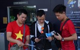 [ẢNH] CĐV tí hon theo bố mẹ vào sân Chang Arena cổ vũ U23 Việt Nam