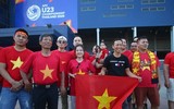 [ẢNH] CĐV tí hon theo bố mẹ vào sân Chang Arena cổ vũ U23 Việt Nam