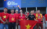 [ẢNH] CĐV tí hon theo bố mẹ vào sân Chang Arena cổ vũ U23 Việt Nam