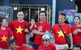 [ẢNH] CĐV tí hon theo bố mẹ vào sân Chang Arena cổ vũ U23 Việt Nam