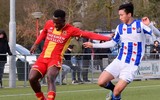 [ẢNH] Văn Hậu tả xung hữu đột giữa những đối thủ cao to ở Hà Lan