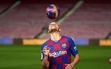 [ẢNH] Tiền đạo tân binh ra mắt Barca trong cảnh đìu hiu