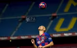 [ẢNH] Tiền đạo tân binh ra mắt Barca trong cảnh đìu hiu
