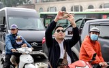 [ẢNH] Người Hà Nội thích thú ngắm mô hình xe F1 sống động như thật