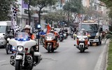 [ẢNH] Người Hà Nội thích thú ngắm mô hình xe F1 sống động như thật
