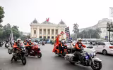 [ẢNH] Người Hà Nội thích thú ngắm mô hình xe F1 sống động như thật
