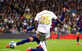 [ẢNH] Dự khán Siêu kinh điển, Ronaldo khoái chí nhìn Messi bạc nhược trước Real