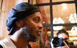 [ẢNH] Ronaldinho ôm cô gái bí ẩn sau khi ra khỏi tù