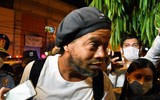 [ẢNH] Ronaldinho ôm cô gái bí ẩn sau khi ra khỏi tù