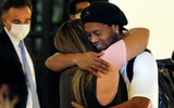 [ẢNH] Ronaldinho ôm cô gái bí ẩn sau khi ra khỏi tù