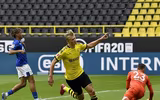 [ẢNH] Cầu thủ Dortmund gây sốt khi ăn mừng theo kiểu 'giãn cách xã hội'