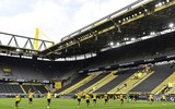 [ẢNH] Cầu thủ Dortmund gây sốt khi ăn mừng theo kiểu 'giãn cách xã hội'