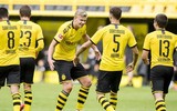 [ẢNH] Cầu thủ Dortmund gây sốt khi ăn mừng theo kiểu 'giãn cách xã hội'