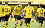 [ẢNH] Cầu thủ Dortmund gây sốt khi ăn mừng theo kiểu 'giãn cách xã hội'