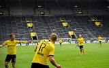 [ẢNH] Cầu thủ Dortmund gây sốt khi ăn mừng theo kiểu 'giãn cách xã hội'