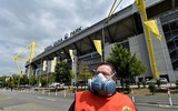 [ẢNH] Cầu thủ Dortmund gây sốt khi ăn mừng theo kiểu 'giãn cách xã hội'