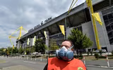 [ẢNH] Cầu thủ Dortmund gây sốt khi ăn mừng theo kiểu 'giãn cách xã hội'