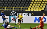 [ẢNH] Cầu thủ Dortmund gây sốt khi ăn mừng theo kiểu 'giãn cách xã hội'