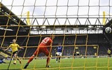 [ẢNH] Cầu thủ Dortmund gây sốt khi ăn mừng theo kiểu 'giãn cách xã hội'