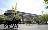 [ẢNH] Cầu thủ Dortmund gây sốt khi ăn mừng theo kiểu 'giãn cách xã hội'