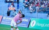 [ẢNH] Sân Hà Tĩnh quá tải trong ngày Quang Hải, Hùng Dũng xuất hiện