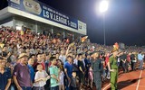 [ẢNH] Sân Hà Tĩnh quá tải trong ngày Quang Hải, Hùng Dũng xuất hiện