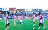 [ẢNH] Sân Hà Tĩnh quá tải trong ngày Quang Hải, Hùng Dũng xuất hiện