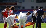 [ẢNH] Đau đớn nằm cáng, thủ môn Arsenal vẫn bật dậy chỉ thẳng mặt 