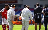 [ẢNH] Đau đớn nằm cáng, thủ môn Arsenal vẫn bật dậy chỉ thẳng mặt 