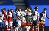 [ẢNH] Đau đớn nằm cáng, thủ môn Arsenal vẫn bật dậy chỉ thẳng mặt 