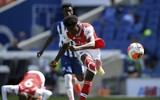 [ẢNH] Đau đớn nằm cáng, thủ môn Arsenal vẫn bật dậy chỉ thẳng mặt 