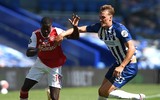 [ẢNH] Đau đớn nằm cáng, thủ môn Arsenal vẫn bật dậy chỉ thẳng mặt 