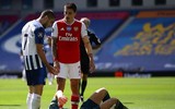 [ẢNH] Đau đớn nằm cáng, thủ môn Arsenal vẫn bật dậy chỉ thẳng mặt 