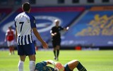 [ẢNH] Đau đớn nằm cáng, thủ môn Arsenal vẫn bật dậy chỉ thẳng mặt 