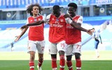 [ẢNH] Đau đớn nằm cáng, thủ môn Arsenal vẫn bật dậy chỉ thẳng mặt 
