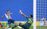 [ẢNH] Đau đớn nằm cáng, thủ môn Arsenal vẫn bật dậy chỉ thẳng mặt 