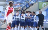 [ẢNH] Đau đớn nằm cáng, thủ môn Arsenal vẫn bật dậy chỉ thẳng mặt 