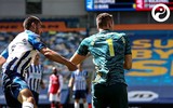 [ẢNH] Đau đớn nằm cáng, thủ môn Arsenal vẫn bật dậy chỉ thẳng mặt 
