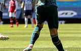 [ẢNH] Đau đớn nằm cáng, thủ môn Arsenal vẫn bật dậy chỉ thẳng mặt 