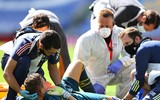 [ẢNH] Đau đớn nằm cáng, thủ môn Arsenal vẫn bật dậy chỉ thẳng mặt 
