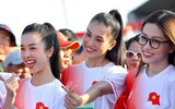 [ẢNH] Ngắm vẻ đẹp Hoa hậu Tiểu Vy với những bước chạy trên đảo Lý Sơn