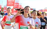 [ẢNH] Ngắm vẻ đẹp Hoa hậu Tiểu Vy với những bước chạy trên đảo Lý Sơn